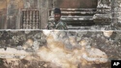 ទាហ៊ាន​ខ្មែរ​ម្នាក់​អង្គុយ​នៅ​លើ​ប្រាសាទ​ព្រះវិហារ​របស់​ប្រទេស​កម្ពុជា។