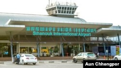 នៅអាកាសយានដ្ឋានអន្តរជាតិក្រុងព្រះសីហនុ ពាក់កណ្តាលខែឧសភា ជើងហោះហើរអន្តរជាតិដែលហោះត្រង់មកពីក្រៅប្រទេសមានយ៉ាងហោចណាស់ពីរជើងក្នុងមួយសប្តាហ៍។ (អូន ឆេងប៉រ​​/VOA)