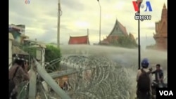 ប៉ូលិស​ប្រើកាណុង​បាញ់​ទឹក​បំបែក​ហ្វូង​បាតុករ​នៅ​មុខ​វត្ត​ឧណ្ណាលោម ភ្នំពេញថ្ងៃ​អាទិត្យ​ទី​១៥​កញ្ញា​២០១៣។ 