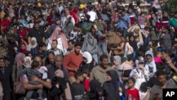 Palestinci beže na jug Pojasa Gaze, 10. novembar 2023. (foto: AP/Fatima Shbair)