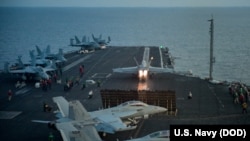 Pesawat F/A-18E Super Hornet dari skuadron tempur (VFA) 137 “Kestrels” lepas landas dari kapal induk USS Carl Vinson (CVN 70) di Laut China Selatan, 12 April 2017.