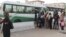Des voyageurs montent à bord d'un bus connecté au wifi, à Abidjan, en Cote d'Ivoire, le 31 mars 2017. (VOA/Narita Namasté)