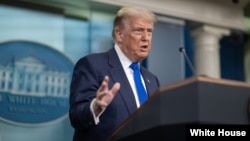 资料照片：特朗普总统在白宫新闻简报室与司法部长帕姆·邦迪共同出席一场记者会。(2025年6月27日)