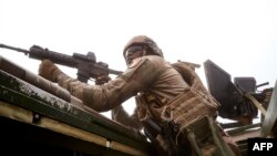 Un soldat de l'opération de Barkhane dans le nord du Burkina Faso le 9 novembre 2019.