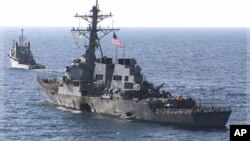Razarač Ju-es-es Kol šlepuju iz luke u gradu Aden u Jemenu, 29. oktobra 2000. (arhivska fotografija)
