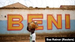 Un garçon passe devant un mur près du centre de traitement d'Ebola Alima à Beni, en République démocratique du Congo, le 1er avril 2019. 