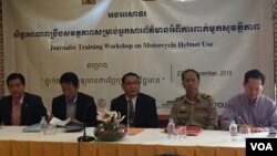 មន្ត្រី​មក​ពី​ក្រសួង​ព័ត៌មាន ក្រសួង​មហាផ្ទៃ ក្រសួង​សាធារណៈការ​និង​ដឹកជញ្ជូន សមាជិក​ក្លឹប​អ្នកកាសែត​កម្ពុជានិង​មន្ត្រី​មក​ពី​អង្គការ AIP មាន​វត្តមាន​នៅ​សិក្ខាសាលា​បង្ហាត់​បង្រៀន​អ្នកកាសែត​ពី​ការយកព័ត៌មាន​ពាក់ព័ន្ធ​នឹង​បញ្ហា​ចរាចរណ៍​កាលពី​ថ្ងៃទី ២៤ ខែធ្នូ។ (ផន បុប្ផា/VOA)