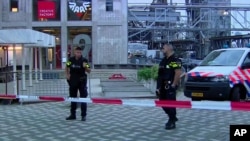 Gambar yang diambil dari video menunjukkan daerah yang dipasangi pembatas dari kepolisian Rotterdam, 23 Agustus 2017 setelah sebuah konser yang diadakan grup musik Amerika menyusul informasi mengenai ancaman teror. 