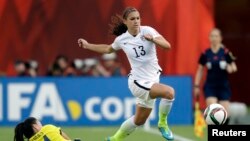 Pemain depan tim sepakbola putri AS, Alex Morgan (13) pada pertandingan melawan Kolombia dalam Piala Dunia Sepakbola Putri di Kanada (22/6).