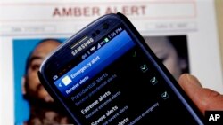 App Amber Alert nampak di ponsel Kapten Greg Gerrero dari Patroli Jalan Raya California. Sistem baru yang diberlakukan secara nasional itu akan mengirim pesan-pesan peringatan kepada jutaan pengguna ponsel ketika peringatan mengenai anak hilang dikeluarkan di daerah mereka (foto: Dok).