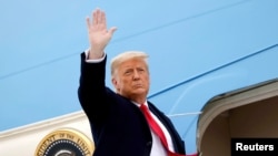 រូបឯកសារ៖ អតីត​ប្រធានាធិបតី​សហរដ្ឋ​អាមេរិក​លោក Donald Trump លើក​ដៃ​លា ពេល​លោក​ឡើង​ជិះ​យន្ដហោះ​ដឹក​ប្រធានាធិបតី Air Force One ទៅ​កាន់​ក្រុង Harlingen រដ្ឋ Texas ថ្ងៃទី១២ ខែមករា ឆ្នាំ២០២១។ 