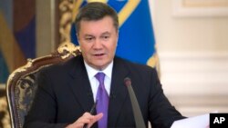 Presiden Ukraina Viktor Yanukovych hari Kamis (19/12) di Kyiv mengecam keras campur tangan negara-negara Barat. 
