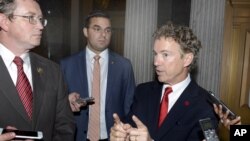 សមាជិក​ព្រឹទ្ធសភា​ Rand Paul និយាយ​ជាមួយ​អ្នក​សារព័ត៌មាន​ បន្ទាប់​ពី​បាន​រារាំង​ការអនុម័ត​ភ្លាមៗ​ចំពោះ​វិធានការណ៍​ដែល​សភា​បាន​កែ​សម្រួល​កម្មវិធី​អនុញាតិ​ឲ្យ​ទីភ្នាក់ងារ​សន្តិសុខ​ជាតិ​ស្នើ​សុំ​ទិន្នន័យ​ទូរស័ព្ទ​ពី​ក្រុមហ៊ុន​ កាល​ពី​ថ្ងៃ ទី​៣១​ ខែ​ឧសភា​ ឆ្នាំ​២០១៥។