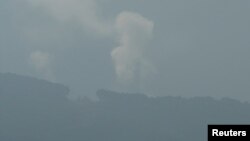 Dim se diže iz sela Halta gledano u Libanonu.