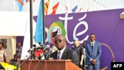 Le gouverneur de Kinshasa, André Kimbuta, prononce une allocution lors du sommet de la francophonie, au stade Matyrs à Kinshasa, le 9 octobre 2012.
