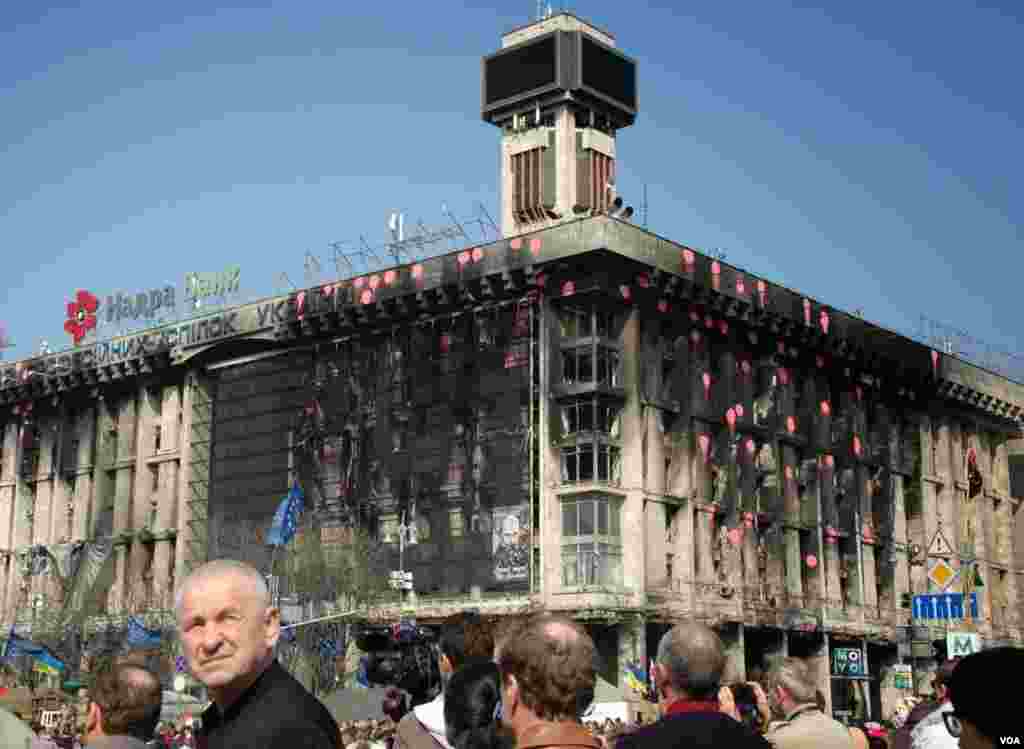 A large burnt-out office building sits adjacent to the Maidan, where violent protests led to the ouster of Ukraine's government. (Steve Herman/VOA)