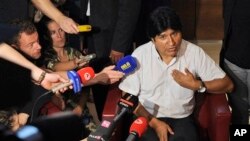 Presiden Bolivia Evo Morales memberikan keterangan kepada media di bandara Schwechat, Vienna (3/7).