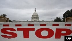 Sebuha palang lalu lintas terlihat dipasang di depan Gedung Capitol di Washington, DC, pada 28 September 2023. (Foto: AFP/Mandel Ngan)