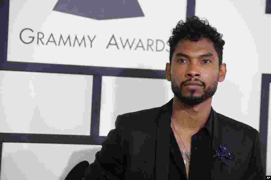 Miguel tiba di karpet merah Grammy Awards ke-56. (AP/Jordan Strauss)