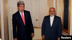Menlu AS John Kerry (kiri) dan Menlu Iran Javad Zarif saat bertemu di Wina, Austria, 23 November lalu (foto: dok).