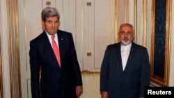 Menteri Luar Negeri AS John Kerry (kiri) dan Menteri Luar Negeri Iran Javad Zarif (R) dalam pertemuan di Wina, November 2014.