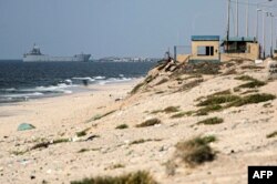 Brod koji prevozi međunarodnu humanitarnu pomoć na plutajućem pristaništu koje su izgradile SAD, nedaleko od Nuseirata, u centralnom delu Pojasa Gaze, 21. maja 2024.