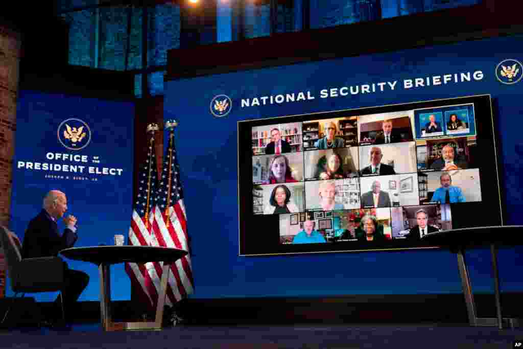 조 바이든 미국 대통령 당선인이 델라웨어 윌밍턴 퀸스극장의 인수위 본부에서 국가 안보와 외교 관련 화상회의를 했다.