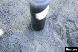 Reclaimed water mixed with captured carbon dioxide is seen in a container in San Jose, California, U.S. February 1, 2023. (REUTERS/Nathan Frandino)