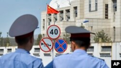 Bishkekda 30-avgust kuni Xitoy elchixonasi yonida bir kishi mashinasini portlatgan. Hujumchi halok bo'lib, uch fuqaro jarohatlangan.