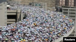 Jemaah haji berjalan di atas jembatan saat menuju tempat melakukan ibadah Jumrah Aqabah, atau ritual melempari setan dengan batu di Makkah (6/10). (Reuters/Muhammad Hamed)