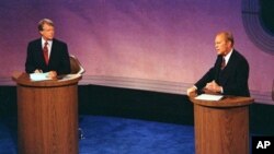 Dalam foto dokumentasi debat Capres AS, 23 September 1976 di Philadelphia's Walnut Street Theater ini, Presiden Gerald Ford mengemukakan pendapatnya saat capres (saat itu) Jimmy Carter mendengarkannya dalam debat pertama dari tiga debat yang dijadwalkan menjelang pemilu (AP Photo, File)