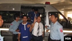 លោក ម៉ម សុណង់ដូ ក្នុង​សំលៀកបំពាក់​អាវសមាន​ក្រវ៉ាត់ក