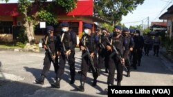 Personel Brimob Polda Sulteng saat memasuki lapangan upacara dalam apel gelar pasukan dalam rangka kesiapan pengamanan pungut suara PILKADA serentak 2020 di Mapolres Poso, Sabtu pagi (5/12/2020). (Foto: VOA/Yoanes Litha)