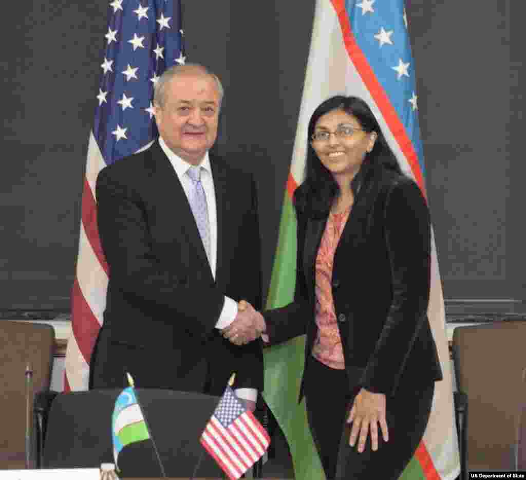 O&#39;zbekiston Tashqi ishlar vaziri Abdulaziz Komilov AQSh Davlat kotibining Janubiy va Markaziy Osiyo bo&#39;yicha muovini Nisha Bisvol bilan, Davlat departamenti, Vashington, 19-yanvar, 2016