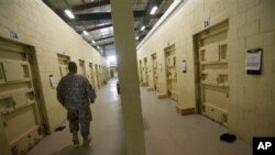 Seorang tentara AS berjalan di penjara dekat kota Bagram di Afghanistan. AS melakukan serah terima kekuasaan atas penjara Bagram kepada Afghanistan (foto: dok).