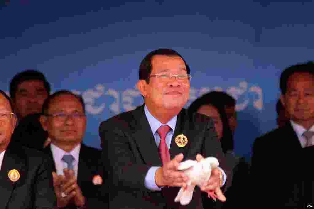 លោកនាយករដ្ឋមន្ត្រី ហ៊ុន សែន អំឡុងពិធីអបអរខួប៦៨ឆ្នាំ នៃគណបក្សប្រជាជនកម្ពុជា នៅកោះពេជ្រ រាជធានីភ្នំពេញ កាលពីថ្ងៃទី២៨ ខែមិថុនា ឆ្នាំ២០១៩។ (អូន ឆេងប៉រ/VOA) 