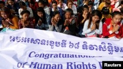 រូបឯកសារ៖ ពលរដ្ឋ​ជួបជុំ​គ្នា​នៅ​ទីលាន​សេរីភាព ដើម្បី​ប្រារព្ធ​ទិវា​សិទ្ធិមនុស្ស រាជធានីភ្នំពេញ កម្ពុជា ថ្ងៃទី ១០ ខែធ្នូ ឆ្នាំ២០១៦។