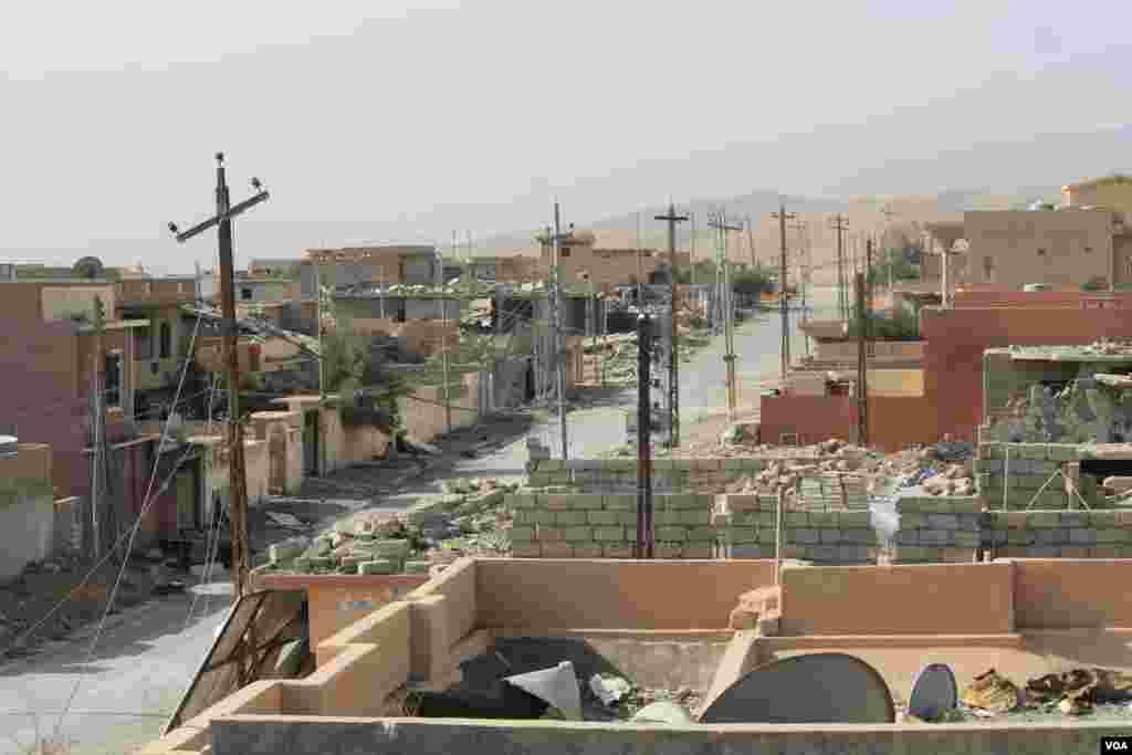 Once home to roughly 80,000 people and a traditional homeland for the Yazidi people, Sinjar, Iraq, lies in ruins and thousands are buried in mass graves outside the city. Nov. 14, 2016. (H.Murdock/VOA)