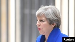 Perdana Menteri Inggris Theresa May saat memberikan pernyataan di Downing Street setelah bertemu dengan Ratu di Istana Buckingham untuk meminta izin membentuk pemerintahan minoritas, di London, 9 Juni 2017. 