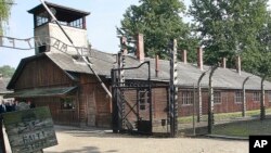 Gerbang bekas kamp kematian Auschwitz yang dibuat Nazi Jerman di Oswiecim, Polandia, 29 Juli 2016. 