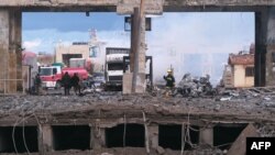 Sejumlah petugas Suriah mengecek kerusakan di perbatasan penyeberangan Al-Arida dengan Lebanon di sisi wilayah Suriah, yang dihantam oleh Israel, 27 November 2024. (Ibrahim Chalhoub/AFP)