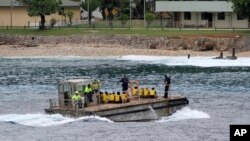 Para pencari suaka dari Vietnam dibawa dengan kapal tongkang ke Pulau Christmas di Australia. (Foto: Dok)