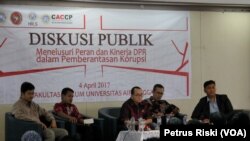 Wakil Ketua KPK Alexander Marwata (2 kanan) dan Ruhut Sitompul (tengah) dalam diskusi publik mengenai korupsi di Fakultas Hukum Universitas Airlangga Surabaya, 4 April 2017 . (Foto: VOA/Petrus Riski)