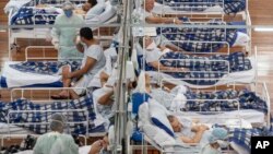 រូបឯកសារ៖ អ្នកជំងឺកូវីដ១៩ កំពុងសម្រាកព្យាបាលជំងឺនៅក្នុងមន្ទីរពេទ្យបណ្តោះអាសន្នមួយកន្លែង នៅជាយក្រុង Sao Paulo ប្រទេសប្រេស៊ីល កាលពីថ្ងៃទី៩ ខែមិថុនា ឆ្នាំ២០២០។ 