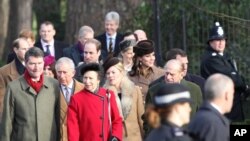Anggota Keluarga Kerajaan Inggris termasuk Pangeran William, The Duke of Cambridge, Kate Middleton Catherine, The Duchess of Cambridge, Pangeran Harry, Pangeran Charles, Prince of Wales, The Duke of Edinburgh dan Putri Anne menghadiri misa Natal di gereja di Sandringham. 