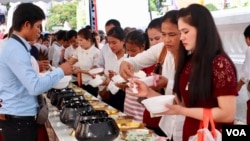 ពលរដ្ឋ​ខ្មែរ​ដែល​ភាគ​ច្រើន​ជាពលករ​​ចំណាកស្រុក​ ដែល​កំពុង​ធ្វើ​ការ​នៅ​ប្រទេស​ថៃ កំពុង​រាប់បាត្រ​​​ក្នុង​ពេល​​ប្រារព្ធ​ពិធី​បុណ្យ​ភ្ជុំបិណ្ឌ នៅ​វត្ត​ស៊ីសុដារ៉ាម ក្នុង​ទីក្រុង​បាងកក នៅ​ថ្ងៃទី​២២​ ខែ​កញ្ញា ឆ្នាំ​២០១៩។ (រូបភាព៖ សមាគមខេមរនិស្សិត MCU)