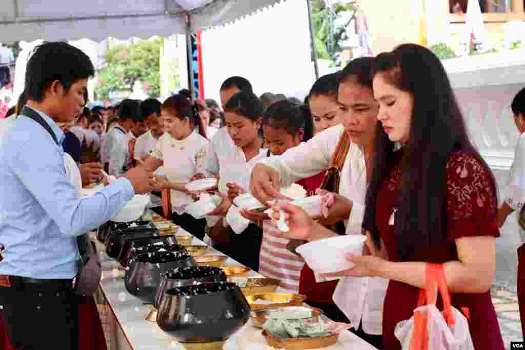 ពលរដ្ឋ​ខ្មែរ​ដែល​ភាគ​ច្រើន​ជាពលករ​​ចំណាកស្រុក​ ដែល​កំពុង​ធ្វើ​ការ​នៅ​ប្រទេស​ថៃ កំពុង​រាប់បាត្រ​​​ក្នុង​ពេល​​ប្រារព្ធ​ពិធី​បុណ្យ​ភ្ជុំបិណ្ឌ នៅ​វត្ត​ស៊ីសុដារ៉ាម ក្នុង​ទីក្រុង​បាងកក នៅ​ថ្ងៃទី​២២​ ខែ​កញ្ញា ឆ្នាំ​២០១៩។ (រូបភាព៖ សមាគមខេមរនិស្សិត MCU)