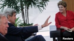 Braziliya prezidenti Dilma Rusef, Davlat kotibi Jon Kerri Braziliada ko'rishmoqda.