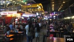 Cambodians hang out at the Jet’s Container Market, Phnom Penh, Cambodia, August 16, 2017 . (Vann ChansopheakVatey/VOA Khmer)