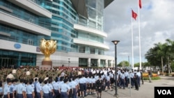 An anti-government protester wears a mask made of "No Vote" stickers as he marches with others through Bangkok, Jan. 31, 2014. 